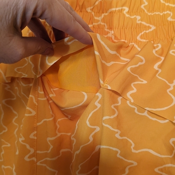 NWOT Athleta Gold/White Printed Mesh Racer Run Short 4", Women's 3XL - Picture 3 of 9